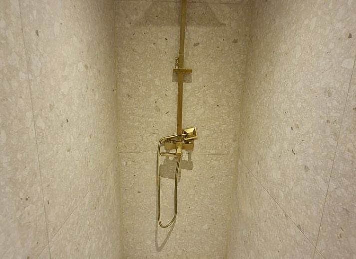 Gemuetlicher Innenbereich des Ferienhauses in Ruiselede, Westflandern: moderne Kueche und gemuetliche Sitzecke im Ferienhaus.