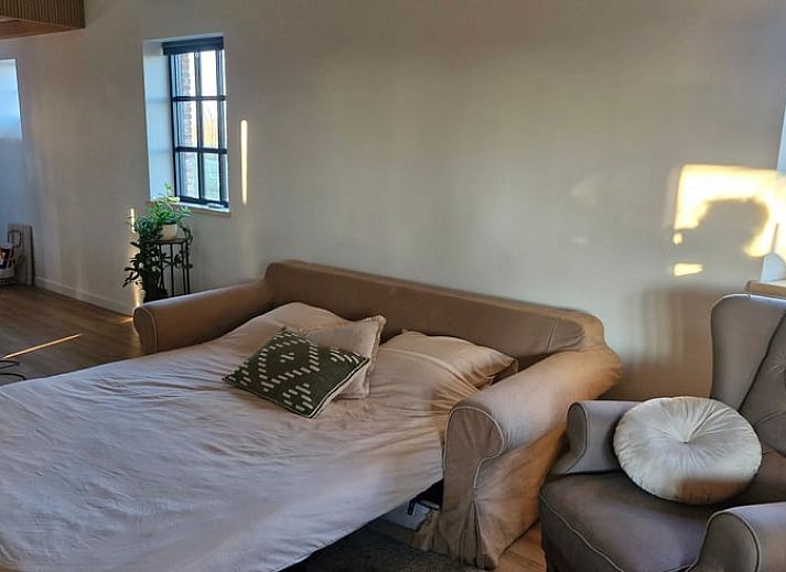 Gemuetlicher Innenraum des Ferienhauses in Ruiselede, einem Ferienhaus in Westflandern, Belgien, mit einer stimmungsvollen Kueche und Weihnachtsdekoration.