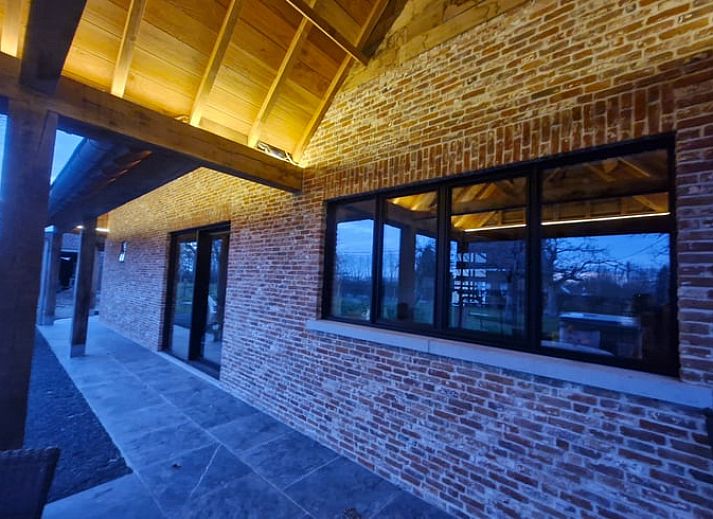 Gemuetlicher Innenraum des Ferienhauses in Ruiselede, einem Ferienhaus in Westflandern, Belgien, mit einer stimmungsvollen Kueche und Weihnachtsdekoration.