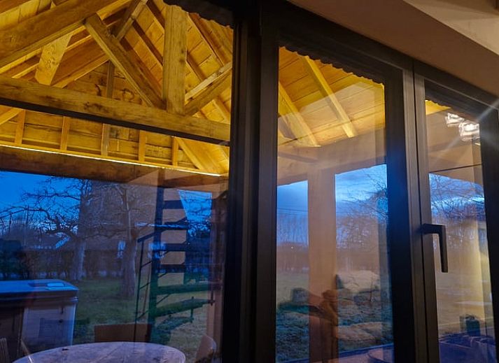 Gemuetlicher Innenraum des Ferienhauses in Ruiselede, einem Ferienhaus in Westflandern, Belgien, mit einer stimmungsvollen Kueche und Weihnachtsdekoration.