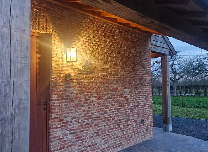 Gemuetliches Schlafzimmer im Ferienhaus in Ruiselede, Westflandern, mit Holzinterieur und komfortabler Einrichtung.