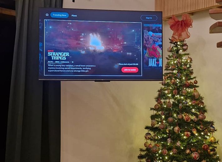 Gemuetliches Schlafzimmer im Ferienhaus in Ruiselede, Westflandern, mit Holzinterieur und komfortabler Einrichtung.