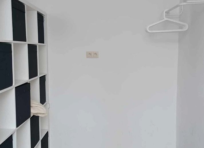 Geraeumiges Esszimmer im Ferienhaus De Blauwer in Poperinge, Westflandern.