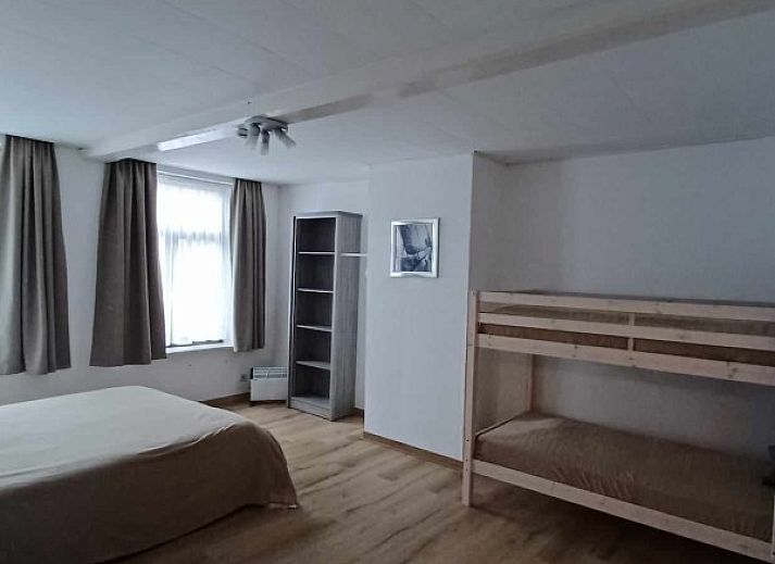 Geraeumiges Esszimmer im Ferienhaus De Blauwer in Poperinge, Westflandern.