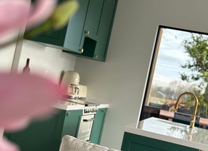 Gezellig terras bij Vakantiehuis in Loker, West-Vlaanderen, ideaal voor ontspannen momenten in de natuur.