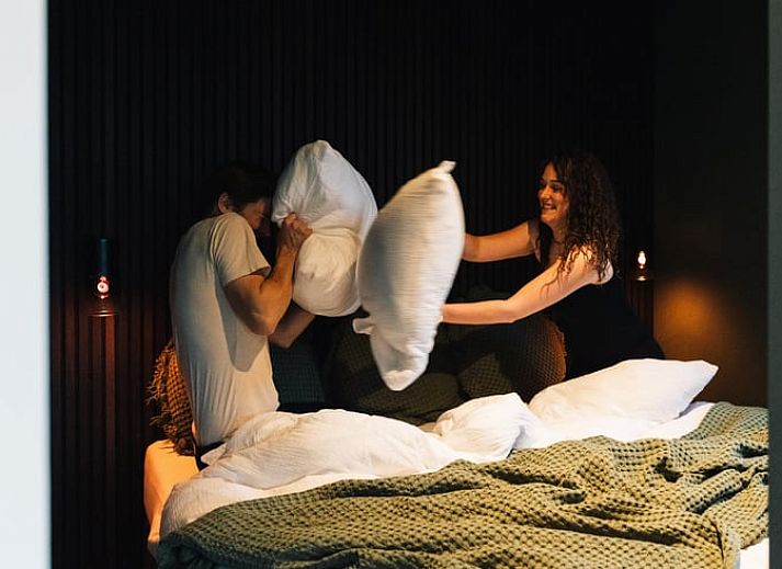 Moderne keuken in Vakantiehuis in Loker, West-Vlaanderen, biedt comfort en uitzicht op de groene omgeving.