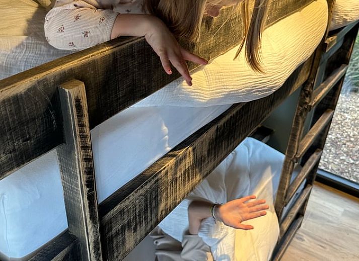 Moderne keuken in Vakantiehuis in Loker, West-Vlaanderen, biedt comfort en uitzicht op de groene omgeving.