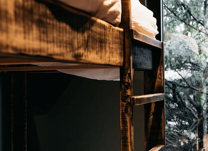 Moderne keuken in Vakantiehuis in Loker, West-Vlaanderen, biedt comfort en uitzicht op de groene omgeving.