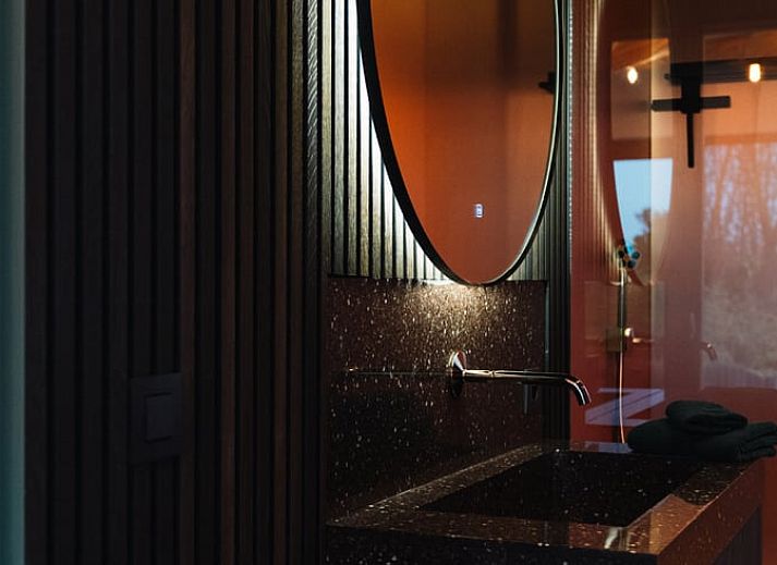 Stijlvolle binnenruimte van Vakantiehuis in Loker, West-Vlaanderen, met uitzicht op de prachtige natuur.