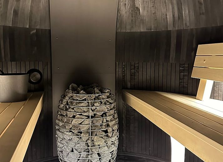 Stijlvolle binnenruimte van Vakantiehuis in Loker, West-Vlaanderen, met uitzicht op de prachtige natuur.