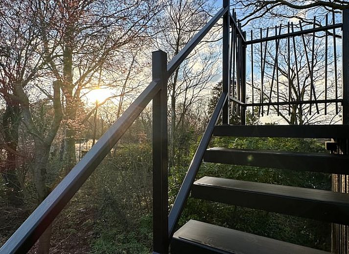 Stijlvolle binnenruimte van Vakantiehuis in Loker, West-Vlaanderen, met uitzicht op de prachtige natuur.