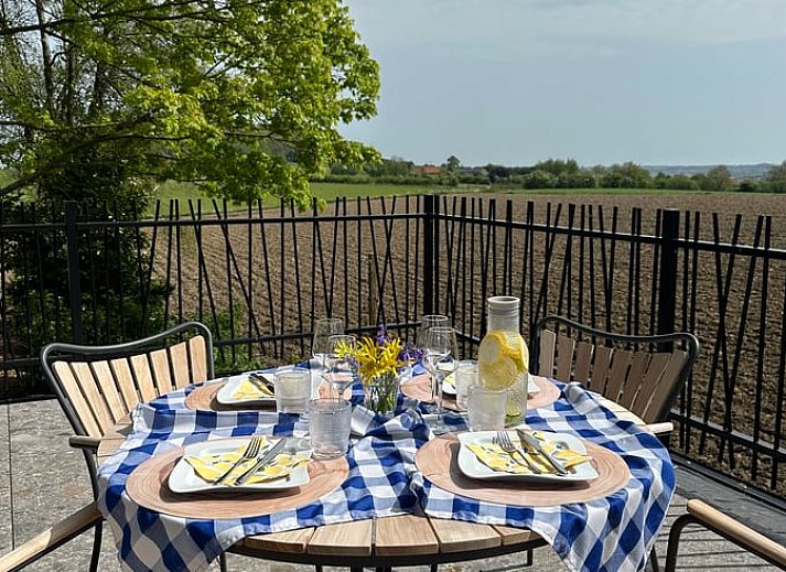 Knusse zithoek in Vakantiehuis in Loker, West-Vlaanderen, ideaal voor ontspanning met uitzicht op de tuin.
