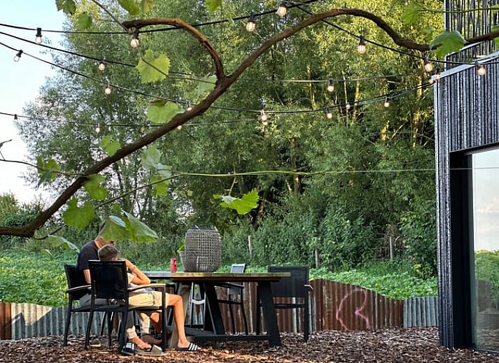 Knusse zithoek in Vakantiehuis in Loker, West-Vlaanderen, ideaal voor ontspanning met uitzicht op de tuin.