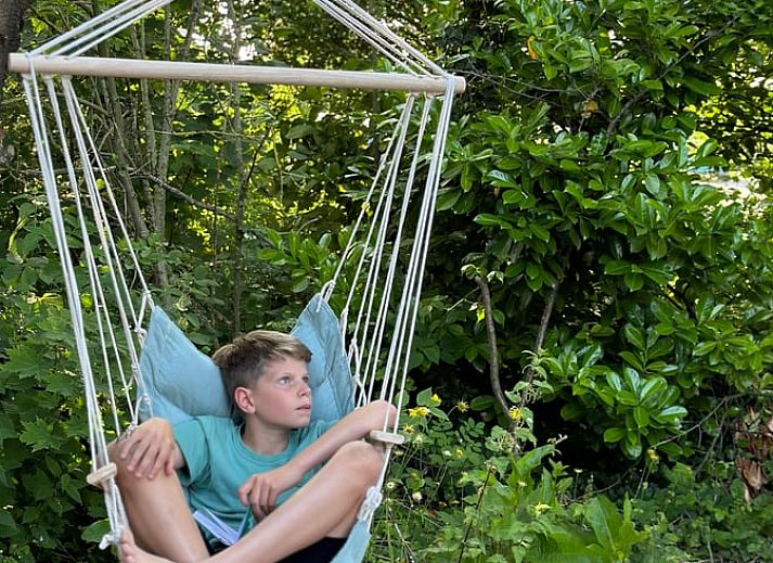 Comfortabele slaapkamer in Vakantiehuis in Loker, West-Vlaanderen, biedt rust en een aangename sfeer.