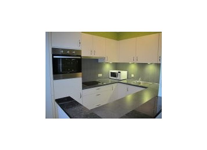 Straatbeeld voor Appartemen-Heist in Knokke-Heist, met winkels en appartementen in West-Vlaanderen, Belgie.