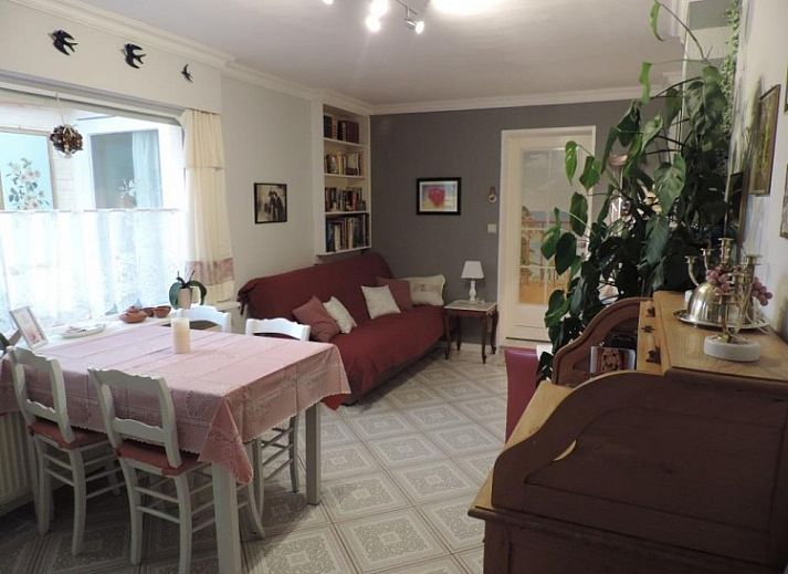 Gezellige woonkamer in FLORIVAN 1, vakantiehuis in Oostende, Belgische kust, met comfortabele zithoek en eethoek voor vier personen.
