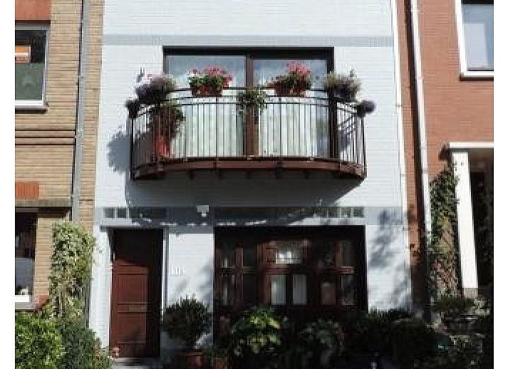 Gezellige woonkamer in FLORIVAN 1, vakantiehuis in Oostende, Belgische kust, met comfortabele zithoek en eethoek voor vier personen.