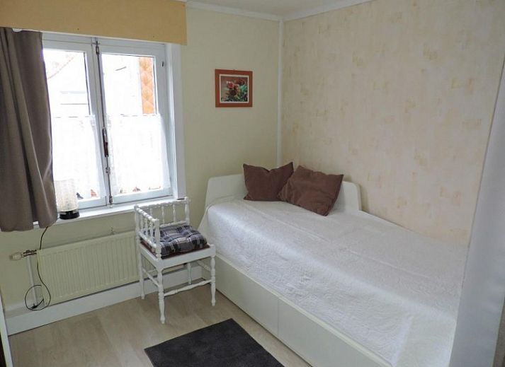 Ruime eetkamer in FLORIVAN 1, vakantiehuis in Oostende, Belgische kust, met stijlvolle inrichting en veel natuurlijk licht.