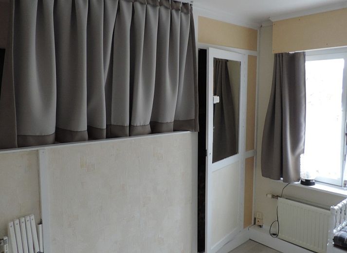 Ruime eetkamer in FLORIVAN 1, vakantiehuis in Oostende, Belgische kust, met stijlvolle inrichting en veel natuurlijk licht.