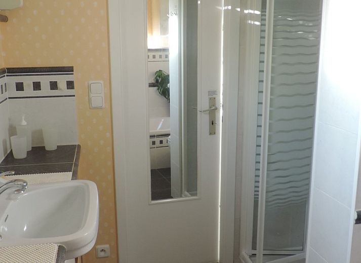 Ruime eetkamer in FLORIVAN 1, vakantiehuis in Oostende, Belgische kust, met stijlvolle inrichting en veel natuurlijk licht.