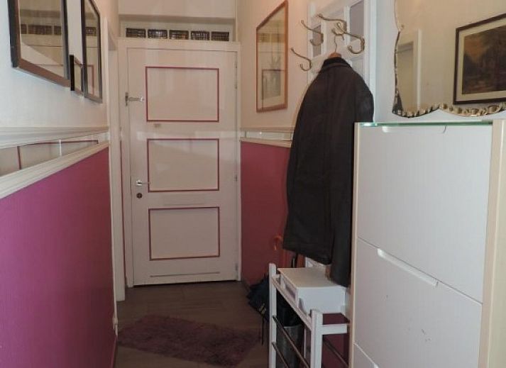 Buitenkant van FLORIVAN 1, vakantiehuis in Oostende, Belgische kust, met charmant balkon en kleurrijke bloemen.