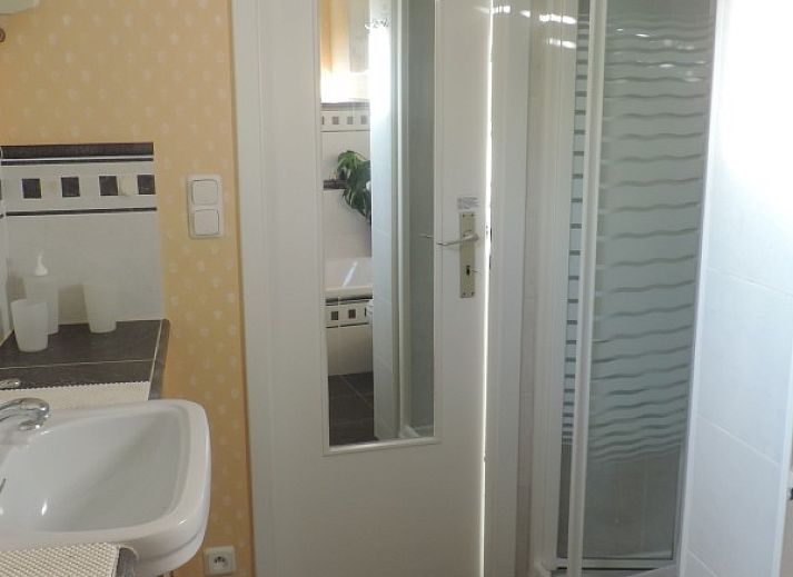 Moderne keuken in FLORIVAN 1, vakantiehuis in Oostende, Belgische kust, uitgerust met fornuis en magnetron.