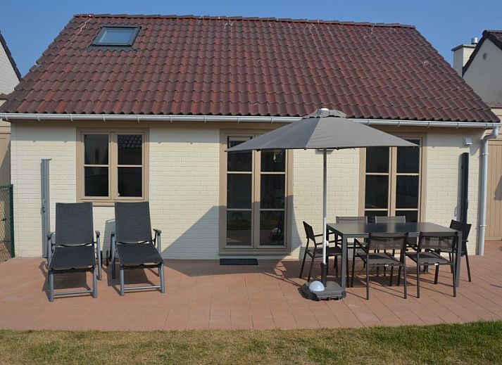 Gemuetliches Wohnzimmer im Ferienhaus Wenduine in Wenduine, Belgien, mit moderner Einrichtung und bequemer Sitzecke.