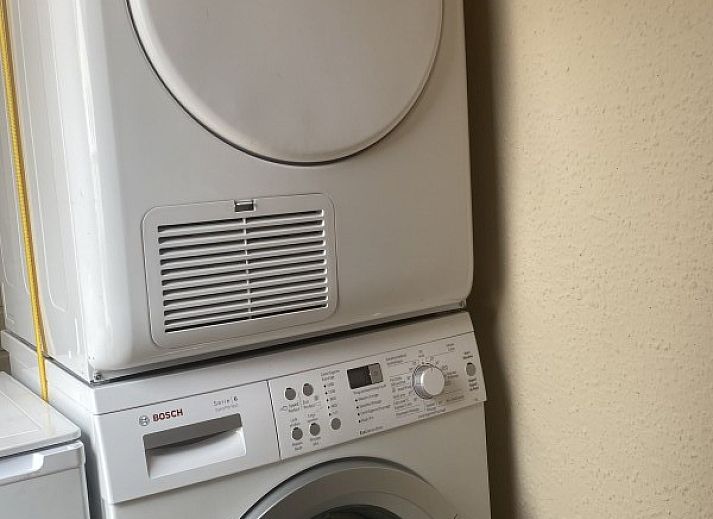 Helles Wohnzimmer mit Ecksofa im Ferienhaus Wenduine, ideal zum Entspannen in Wenduine, Westflandern.