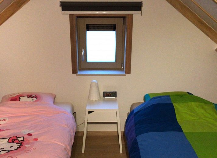 Helles Wohnzimmer mit Ecksofa im Ferienhaus Wenduine, ideal zum Entspannen in Wenduine, Westflandern.