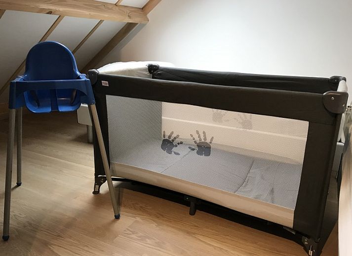 Helles Wohnzimmer mit Ecksofa im Ferienhaus Wenduine, ideal zum Entspannen in Wenduine, Westflandern.