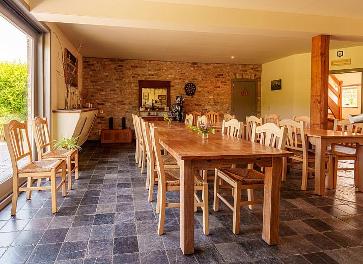 Geniessen Sie die sonnige Terrasse des Ferienhauses Meeuwenoord in Middelkerke, Westflandern, die ideal fuer Mahlzeiten im Freien ist.