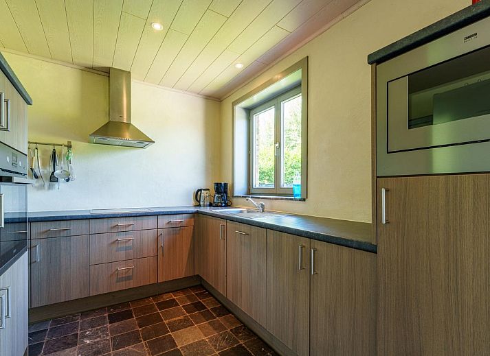 Geniessen Sie die sonnige Terrasse des Ferienhauses Meeuwenoord in Middelkerke, Westflandern, die ideal fuer Mahlzeiten im Freien ist.