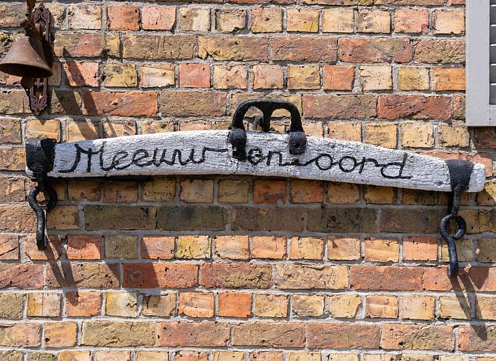 Gemuetliches Wohnzimmer im Ferienhaus Meeuwenoord, Middelkerke, Westflandern, ideal zum Entspannen mit der Familie.