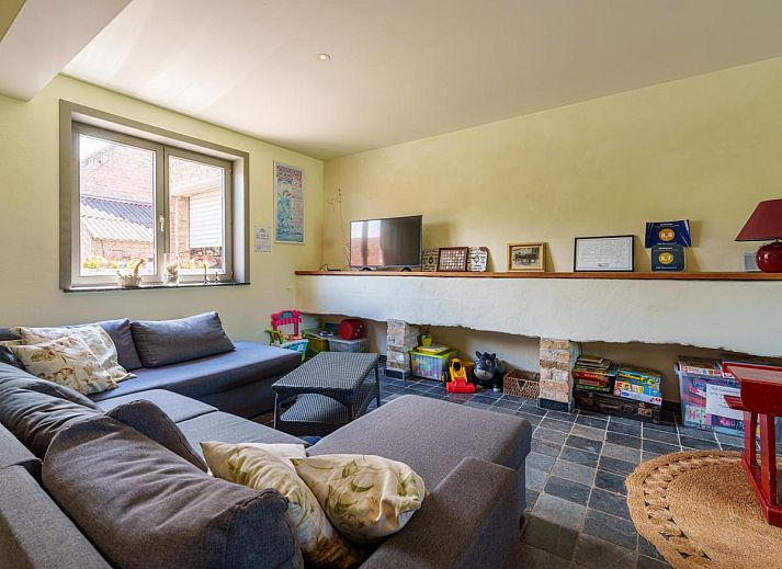 Das geraeumige Esszimmer im Ferienhaus Meeuwenoord in Middelkerke, Westflandern, bietet Platz fuer grosse Gesellschaften.