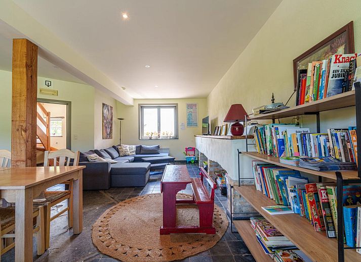 Das geraeumige Esszimmer im Ferienhaus Meeuwenoord in Middelkerke, Westflandern, bietet Platz fuer grosse Gesellschaften.