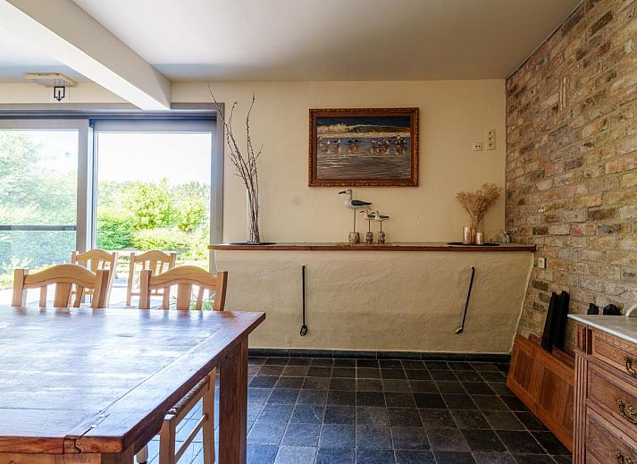 Das geraeumige Esszimmer im Ferienhaus Meeuwenoord in Middelkerke, Westflandern, bietet Platz fuer grosse Gesellschaften.