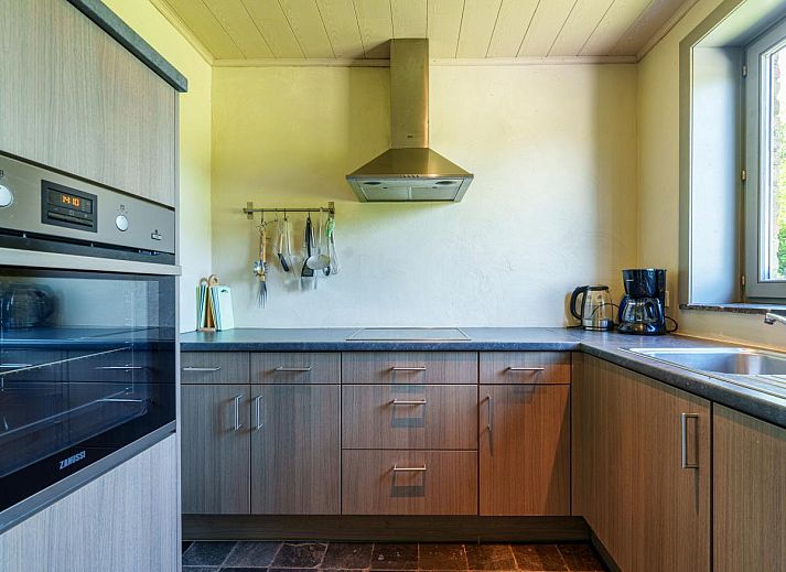 Moderne Kueche im Ferienhaus Meeuwenoord, Middelkerke, Westflandern, komplett ausgestattet fuer kulinarische Erlebnisse.