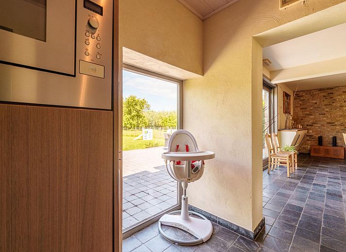 Moderne Kueche im Ferienhaus Meeuwenoord, Middelkerke, Westflandern, komplett ausgestattet fuer kulinarische Erlebnisse.