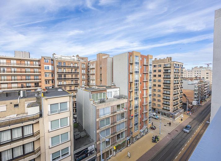 Blick vom Balkon des Ferienhauses Kingston I - 0701 park 3 in Middelkerke, Westflandern, auf die staedtische Umgebung und den Himmel.