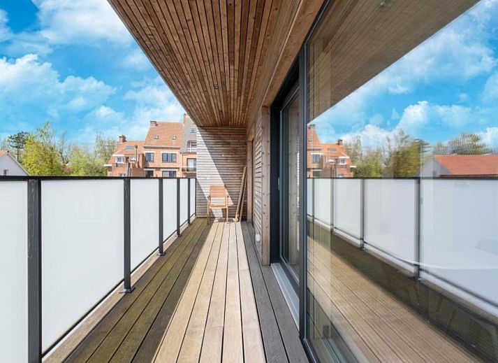 Modernes Aeusseres der Kruiers Eco Lodge, eines Ferienhauses in Middelkerke, Westflandern, Belgien, mit schlichtem Design und gruener Umgebung.