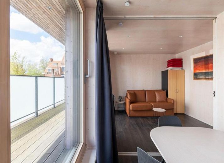 Modernes Aeusseres der Kruiers Eco Lodge, eines Ferienhauses in Middelkerke, Westflandern, Belgien, mit schlichtem Design und gruener Umgebung.