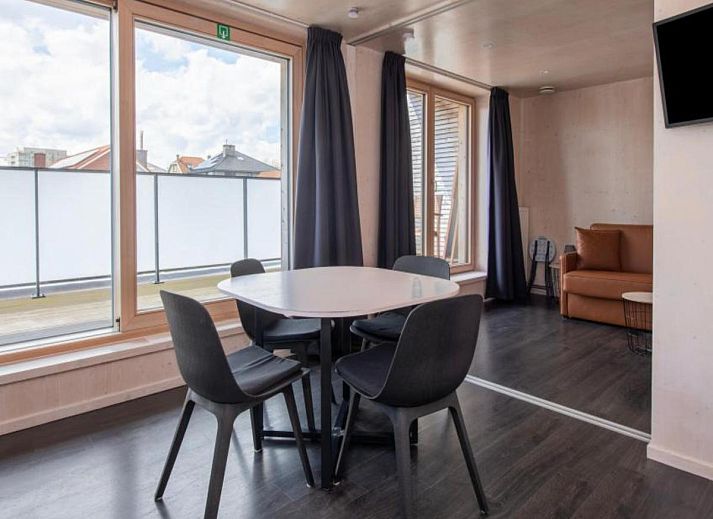 Modernes Aeusseres der Kruiers Eco Lodge, eines Ferienhauses in Middelkerke, Westflandern, Belgien, mit schlichtem Design und gruener Umgebung.