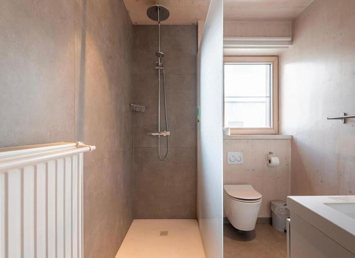 Modernes Aeusseres der Kruiers Eco Lodge, eines Ferienhauses in Middelkerke, Westflandern, Belgien, mit schlichtem Design und gruener Umgebung.