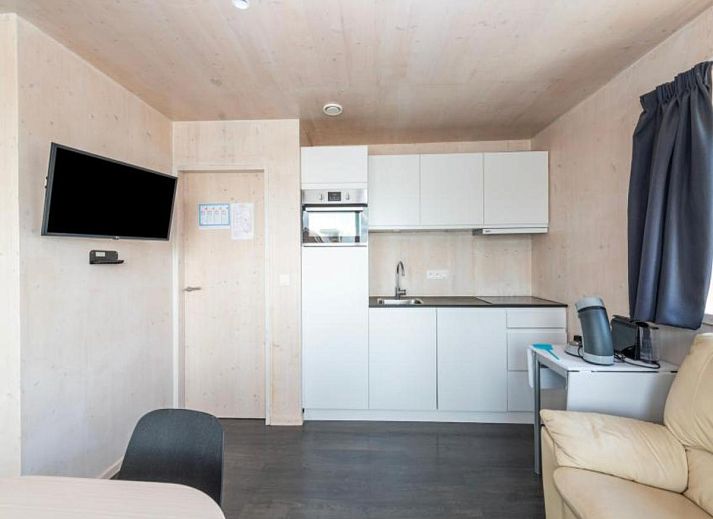 Veranda der Kruiers Eco Lodge in Middelkerke, Westflandern, mit Blick auf die Natur und moderne Architektur.