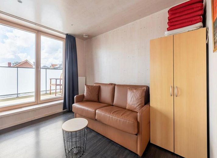 Veranda der Kruiers Eco Lodge in Middelkerke, Westflandern, mit Blick auf die Natur und moderne Architektur.