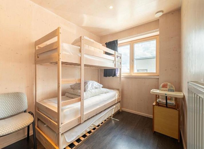 Veranda der Kruiers Eco Lodge in Middelkerke, Westflandern, mit Blick auf die Natur und moderne Architektur.