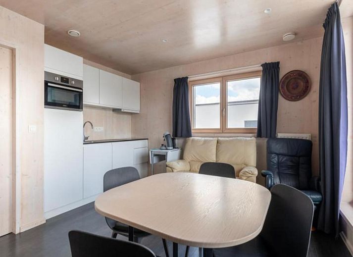 Veranda der Kruiers Eco Lodge in Middelkerke, Westflandern, mit Blick auf die Natur und moderne Architektur.