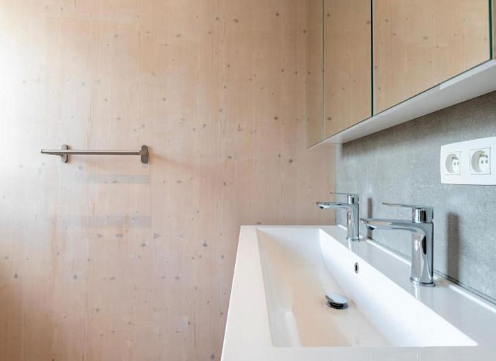 Veranda der Kruiers Eco Lodge in Middelkerke, Westflandern, mit Blick auf die Natur und moderne Architektur.