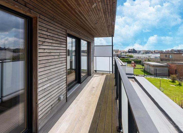 Gemuetlicher Innenbereich der Kruiers Eco Lodge in Middelkerke, Westflandern, mit Blick auf die Terrasse und den gemuetlichen Sitzbereich.