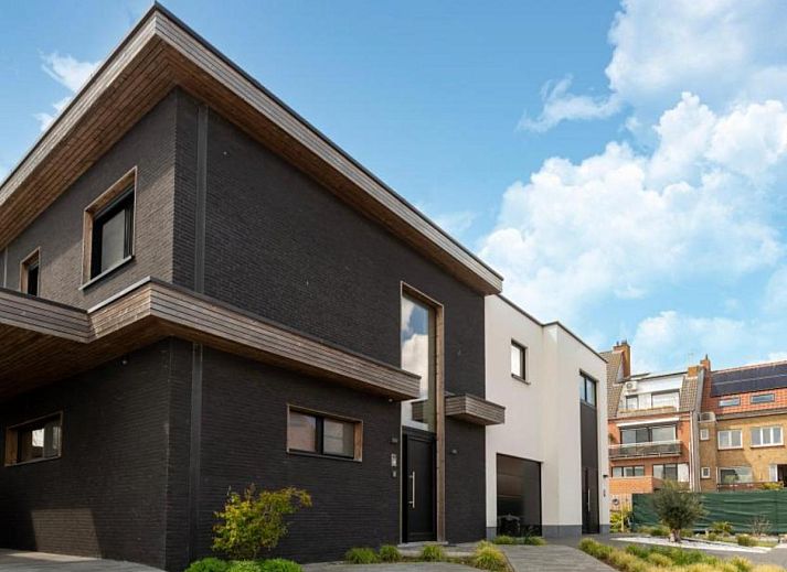 Gemuetlicher Innenbereich der Kruiers Eco Lodge in Middelkerke, Westflandern, mit Blick auf die Terrasse und den gemuetlichen Sitzbereich.